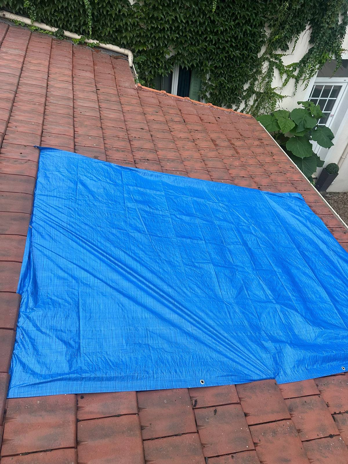 Mise hors d'eau d'urgence après une fuite de toiture.