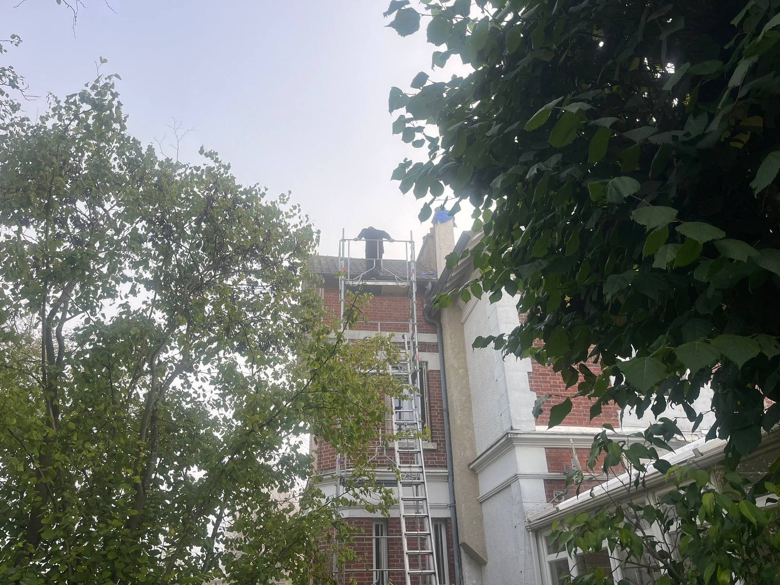 Souche de cheminée traitée sous échafaudage dans les Yvelines.