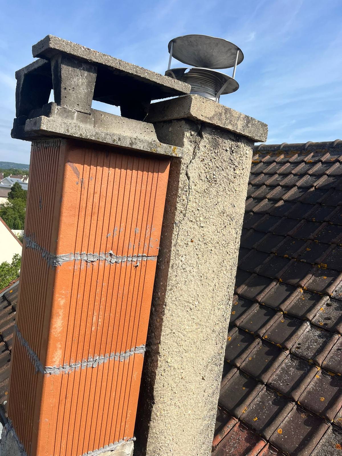 Cheminée habillée en zinc par un couvreur du secteur.