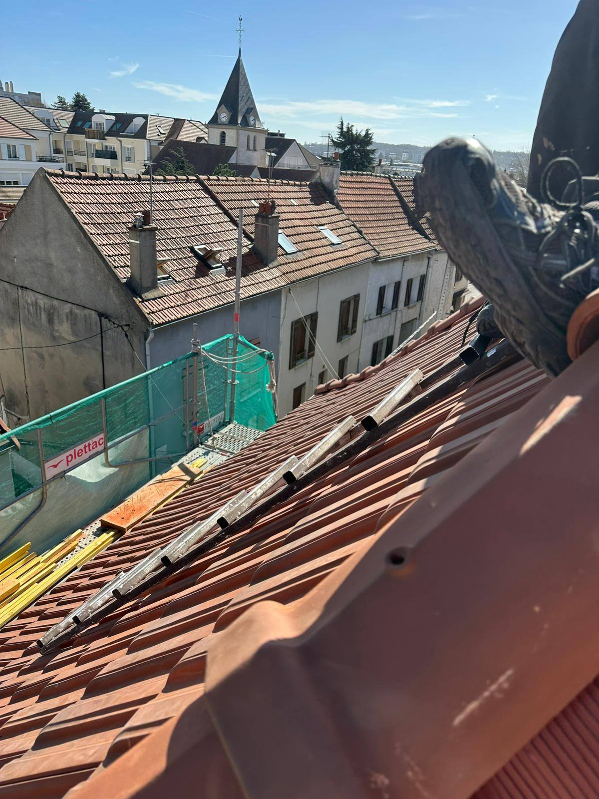 Couverture en zinc vue depuis un chantier de couvreur, dans les Yvelines.