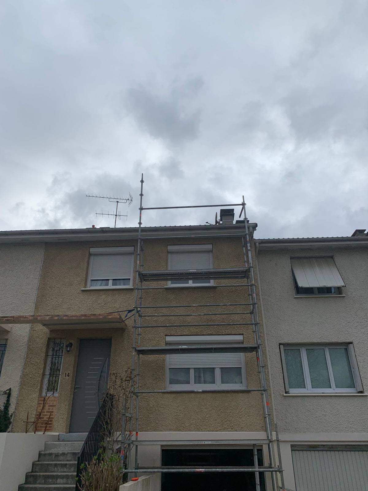 Façade d'immeuble avec antenne, vue rapprochée.