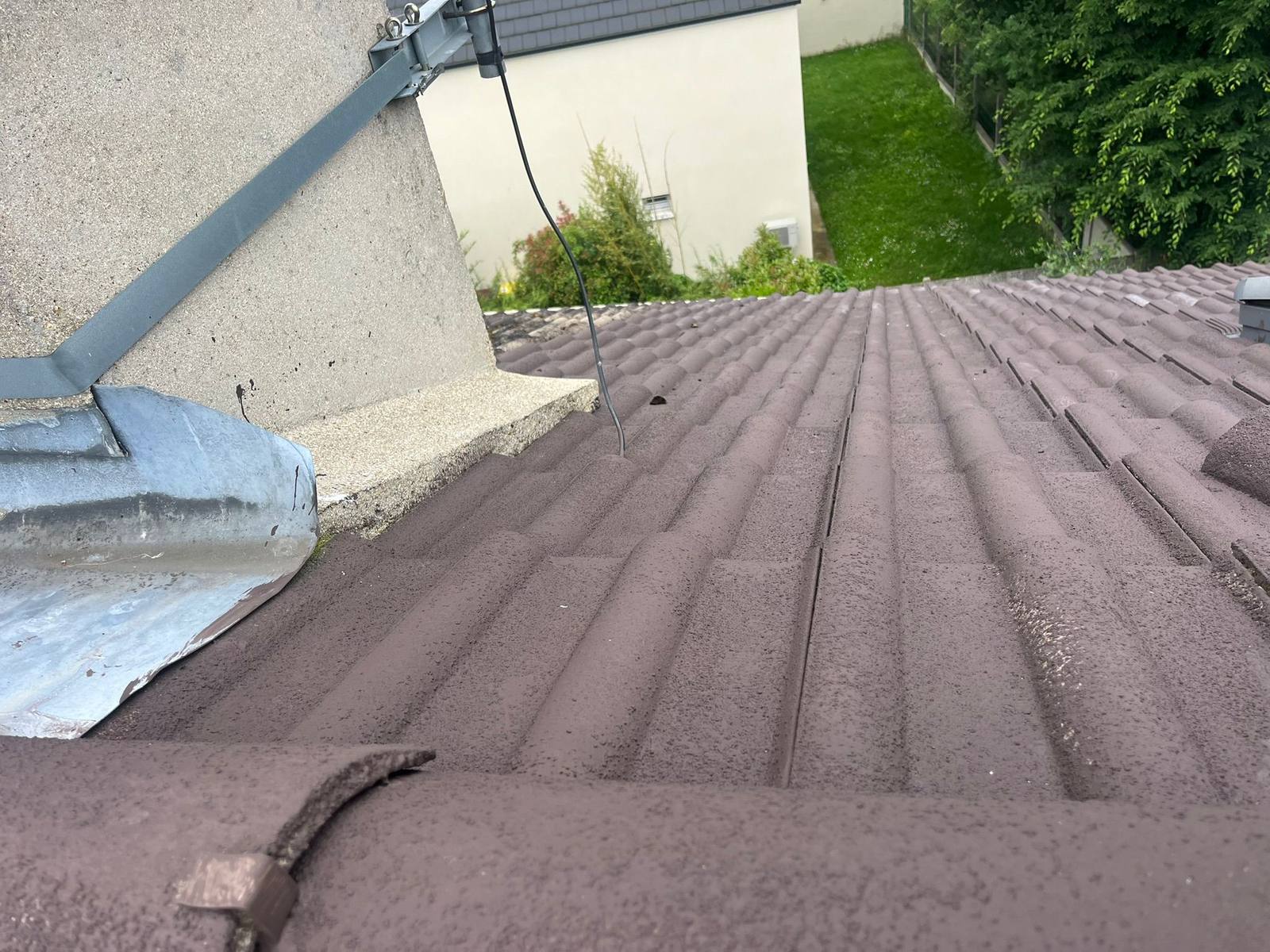 Gouttière et zinguerie posées en bord de toiture.