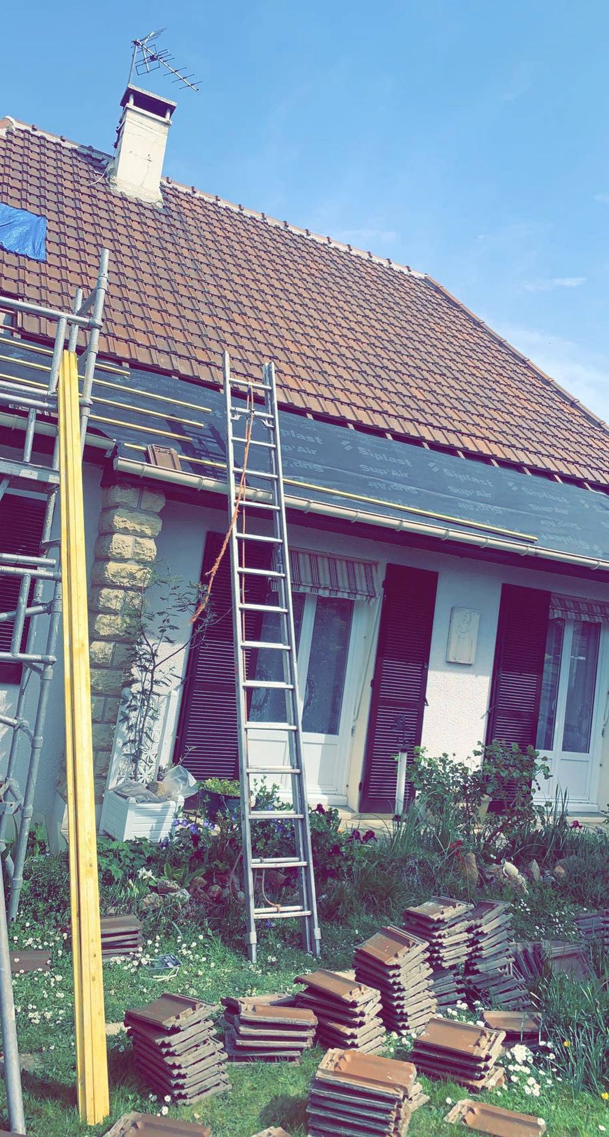Couverture de maison rénovée par un couvreur à Bazemont.