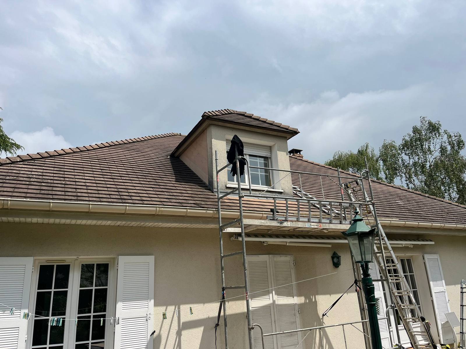 Toiture de maison en chantier, avec échelle d'accès, à Vaux-sur-Seine.