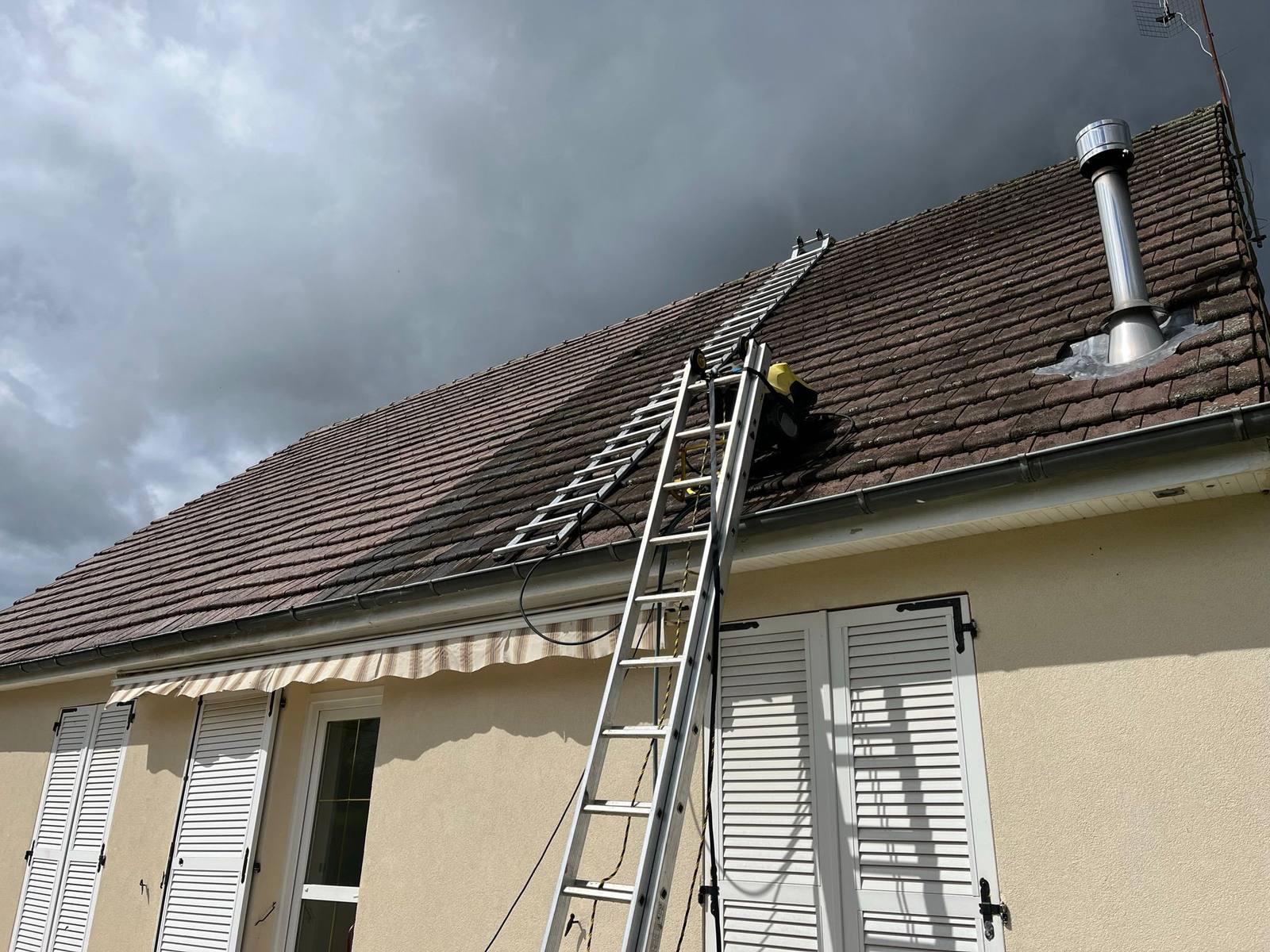 Accès toiture sécurisé par échelle, secteur Bouafle.