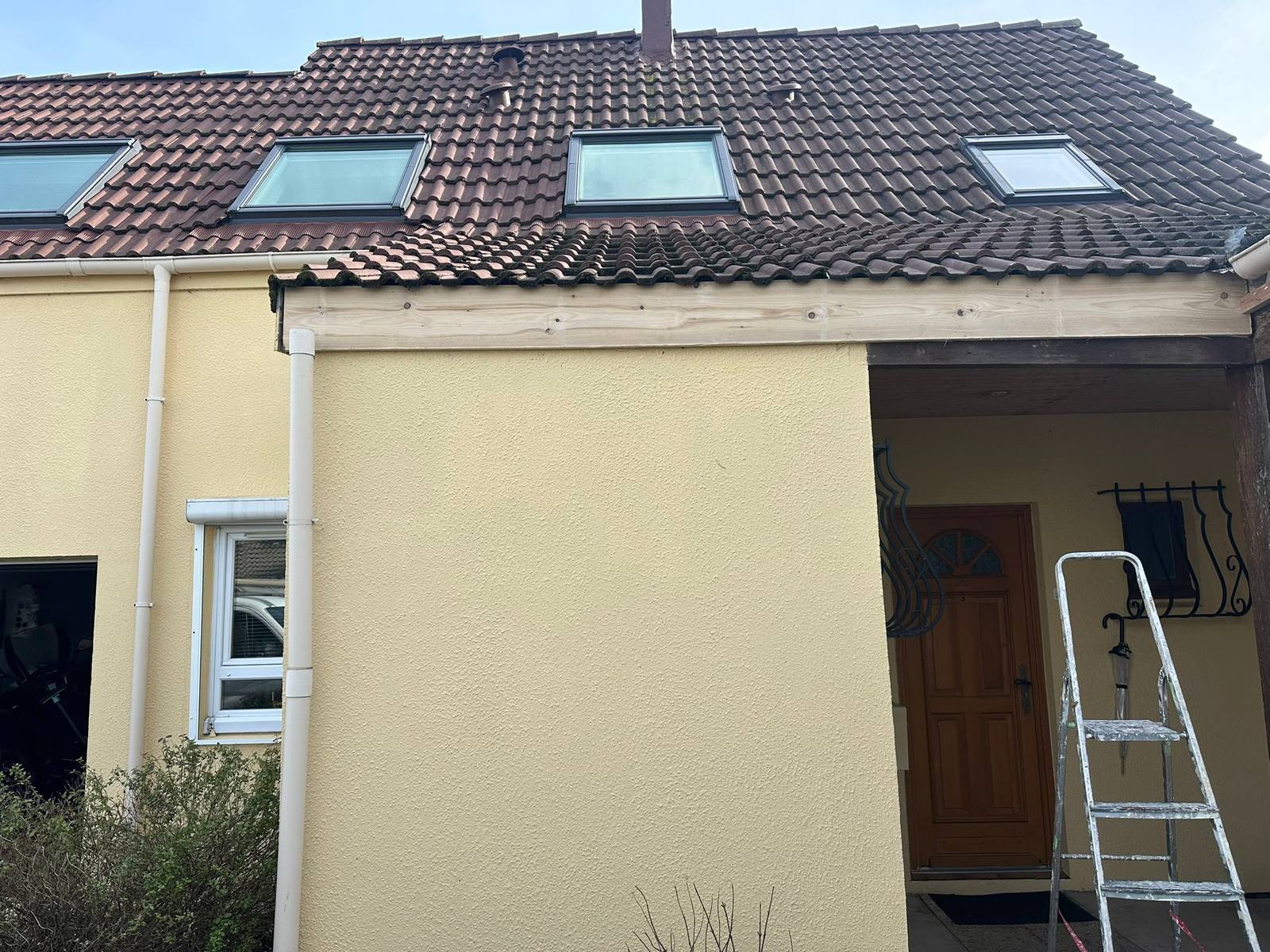 Maison individuelle à la toiture et aux lucarnes entièrement rénovées.