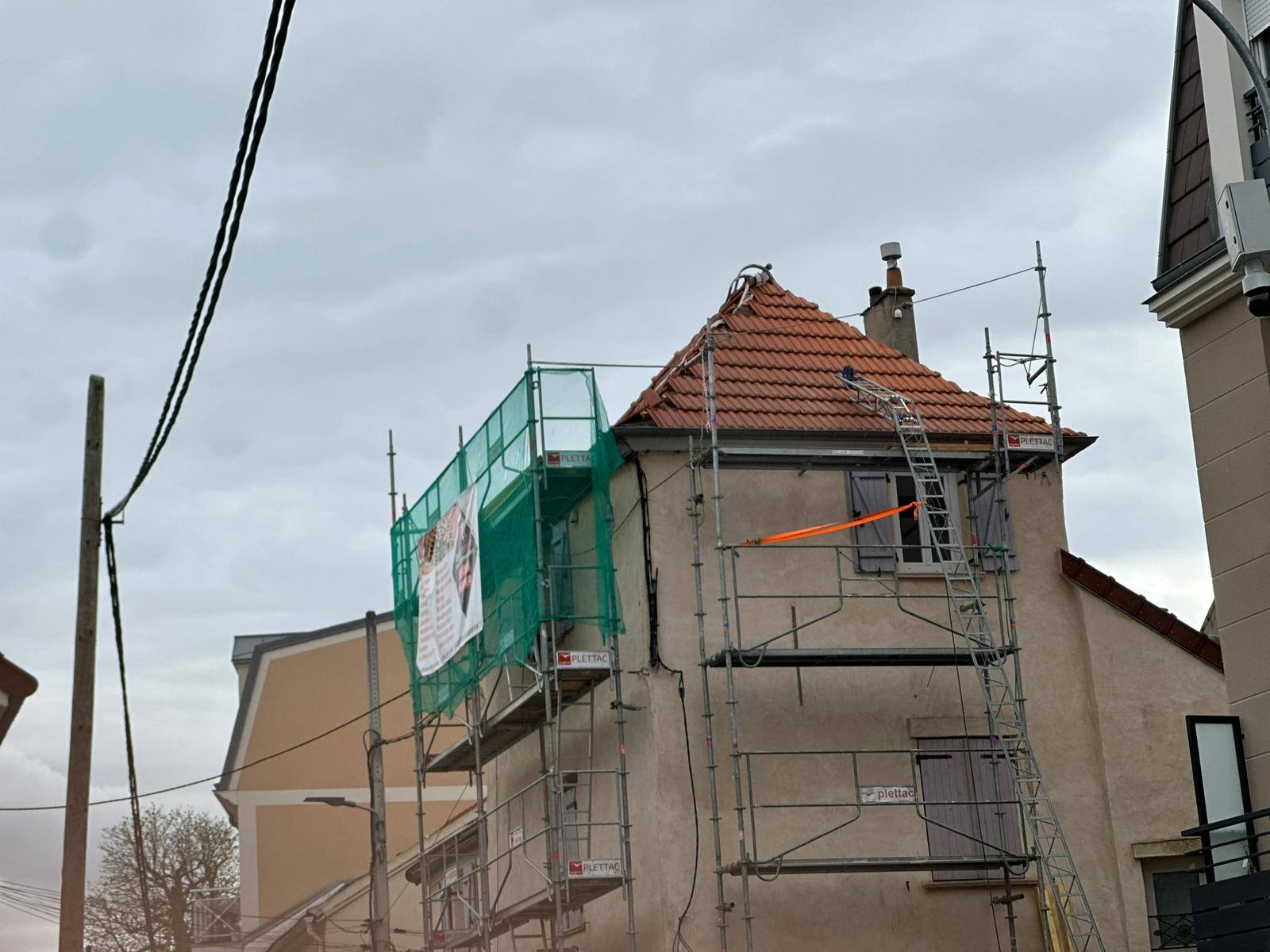 Toiture de maison à tourelle en chantier, secteur Les Mureaux.