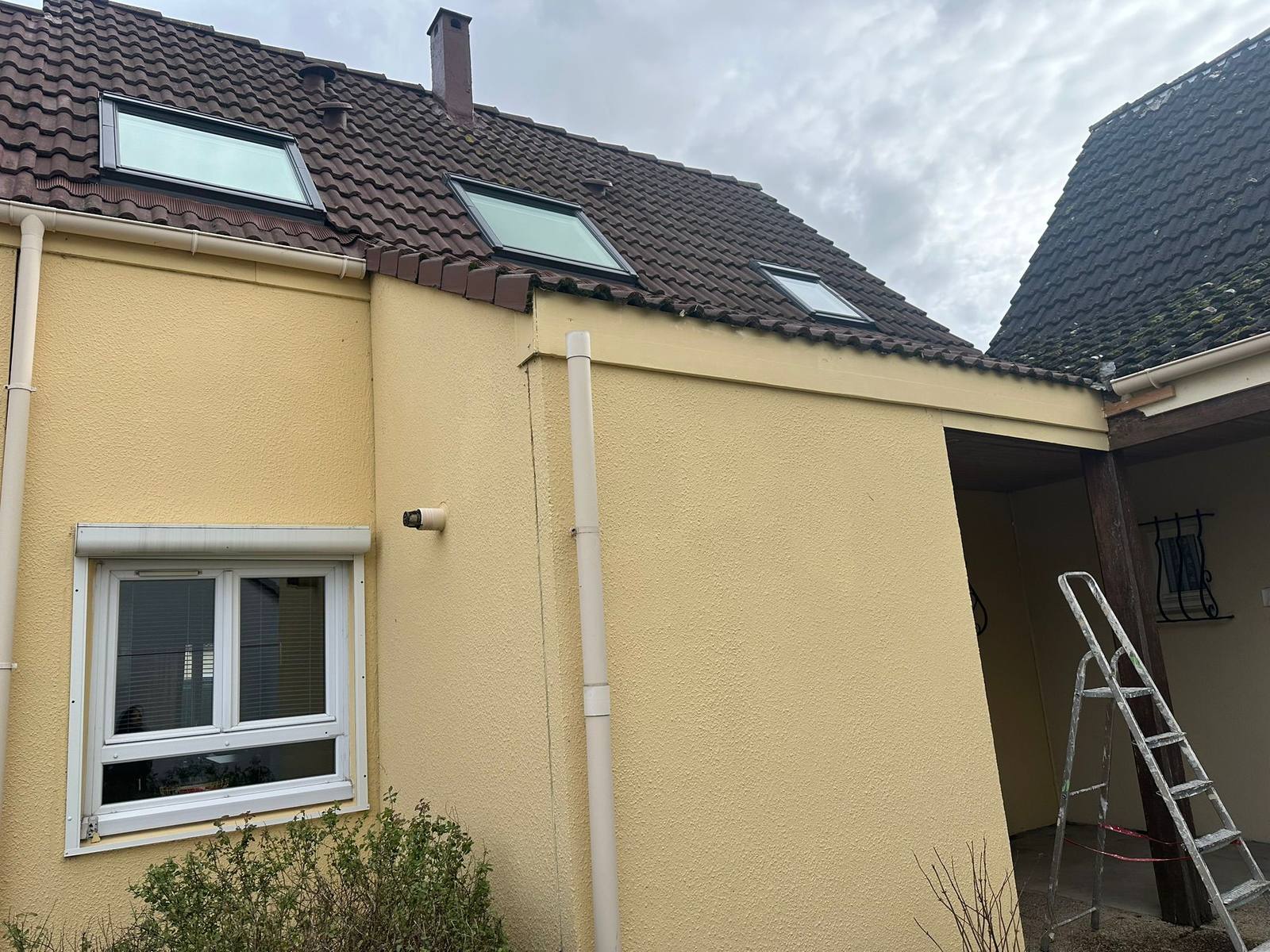Pavillon et toiture entretenus, dans la vallée de la Mauldre.