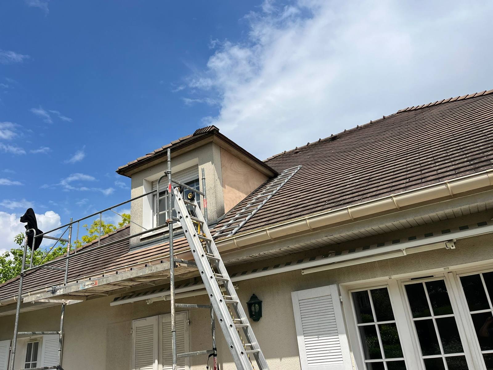 Maison avec échafaudage pour un ravalement de façade.