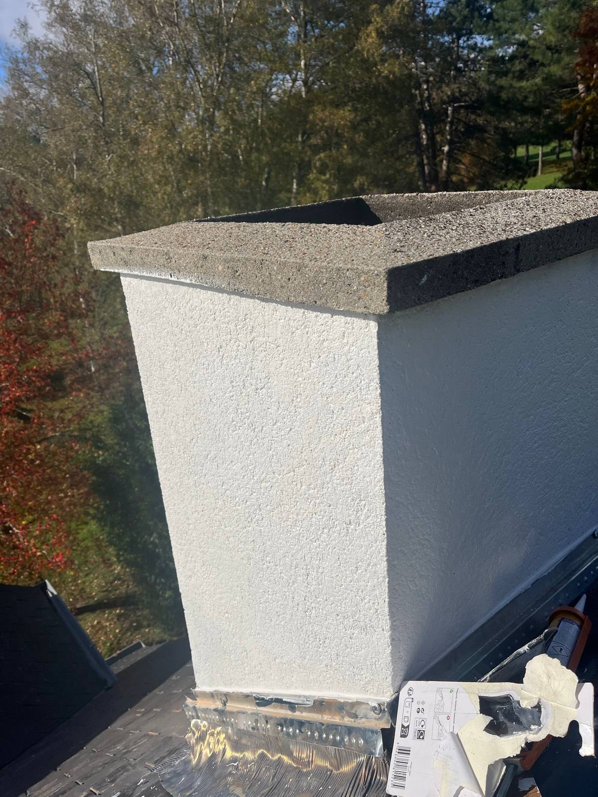 Souche de cheminée rénovée par un couvreur à Morainvilliers.