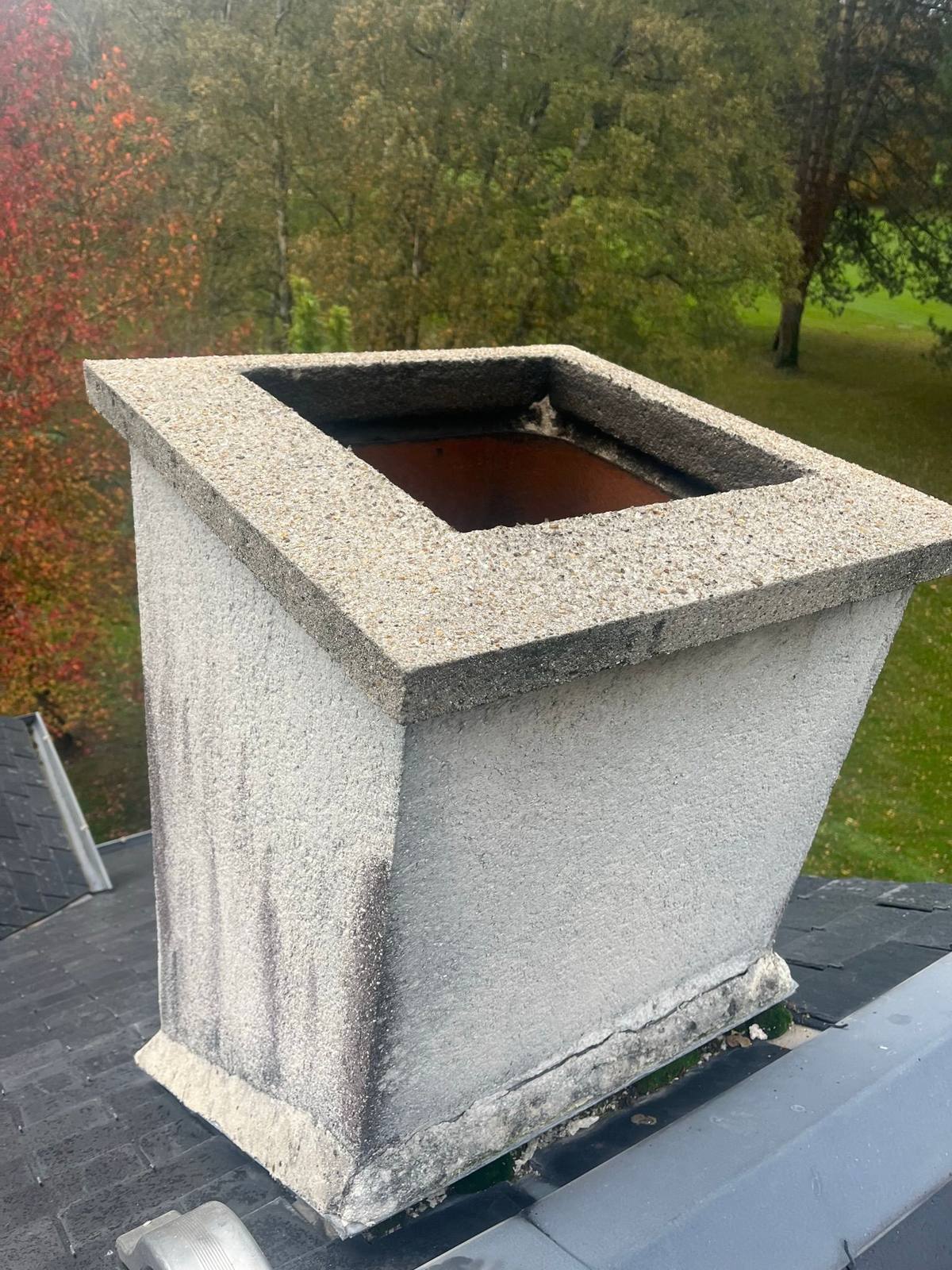 Tête de cheminée habillée en zinc par un zingueur.
