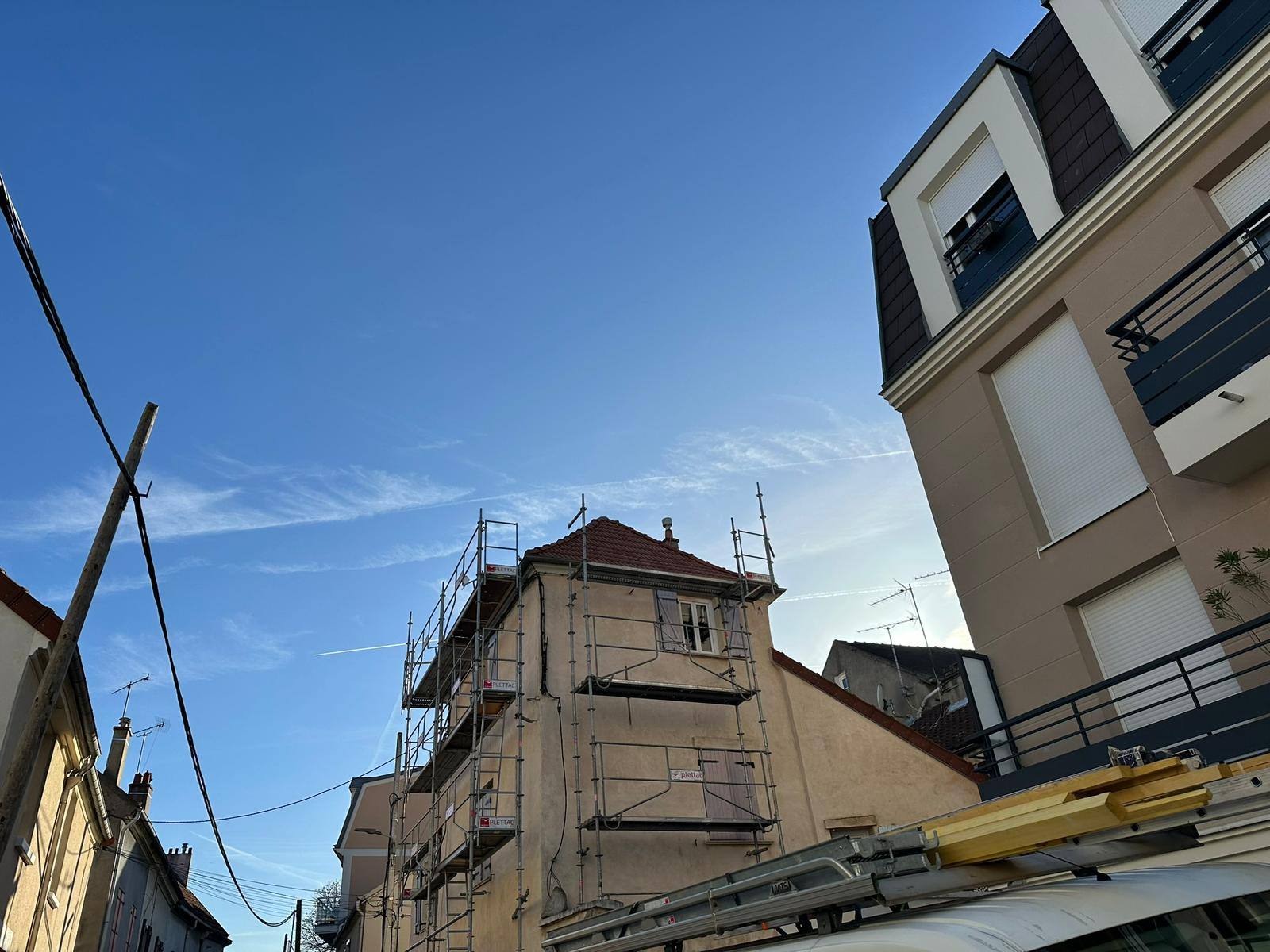 Rive de toiture en tuiles réalisée par un couvreur à Vaux-sur-Seine.